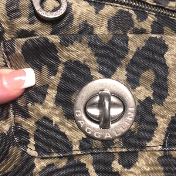 Baggallini leopard crossbody - Picture 2 of 7